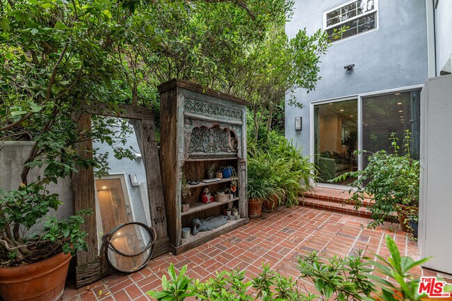 Building Photo - 1438 San Ysidro Dr