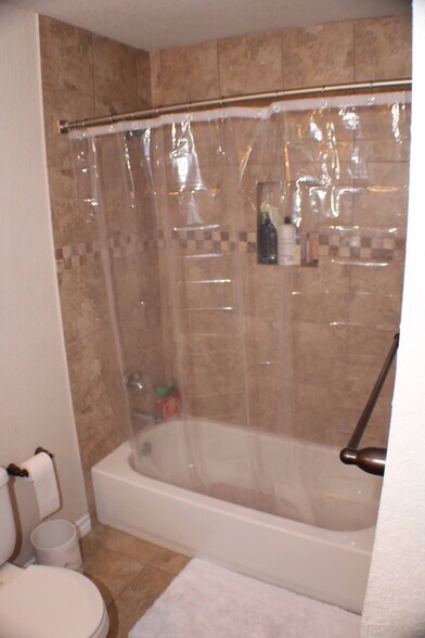 Bathroom 3 - 4923 Flipper Dr