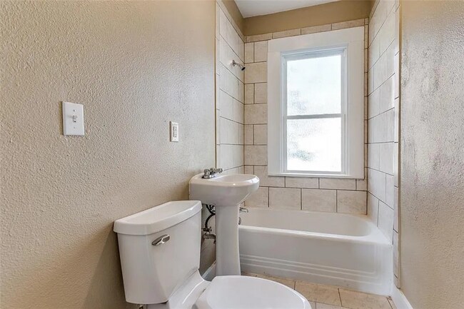 Building Photo - 423 E Sears St