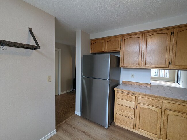 Building Photo - Charming 3x2 on Cul-de-sac with a double-car garage and fenced backyard near Hollinshead Park in ...