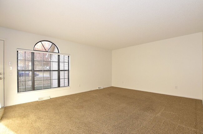 Building Photo - Two bedroom 1.5 bath townhome with 1 car g...