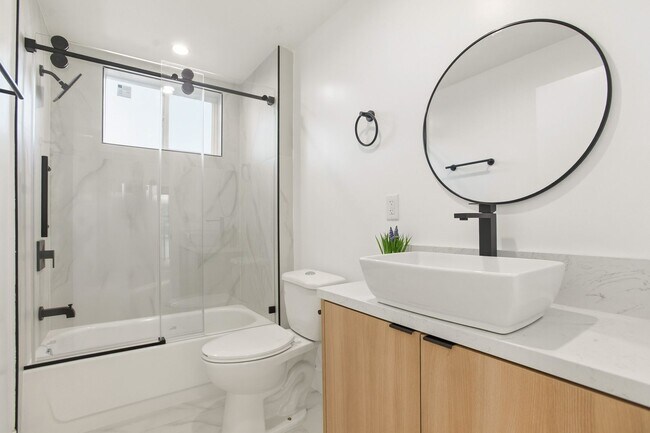 Building Photo - 828 N Detroit St