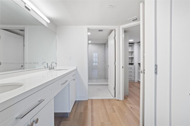 Building Photo - 555 NE 34th St