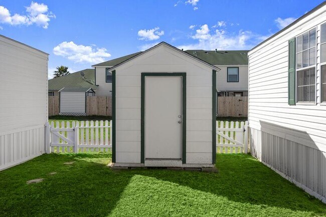 Building Photo - 5040 St Kitts Calle St