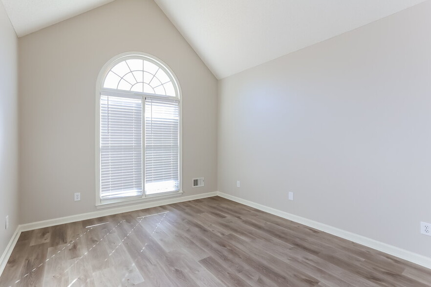 Building Photo - 352 Carriage Ln