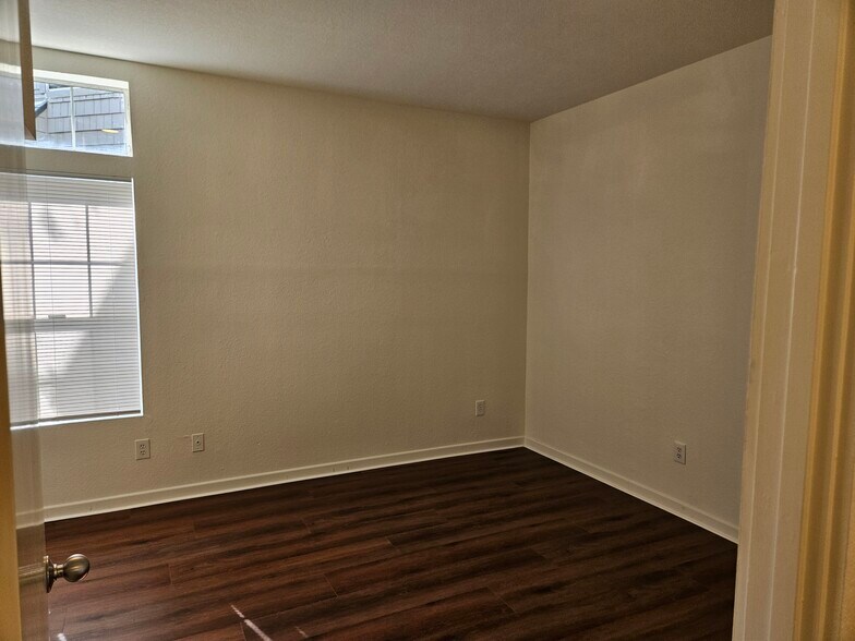 2nd Bedroom - 11829 Gateway Blvd