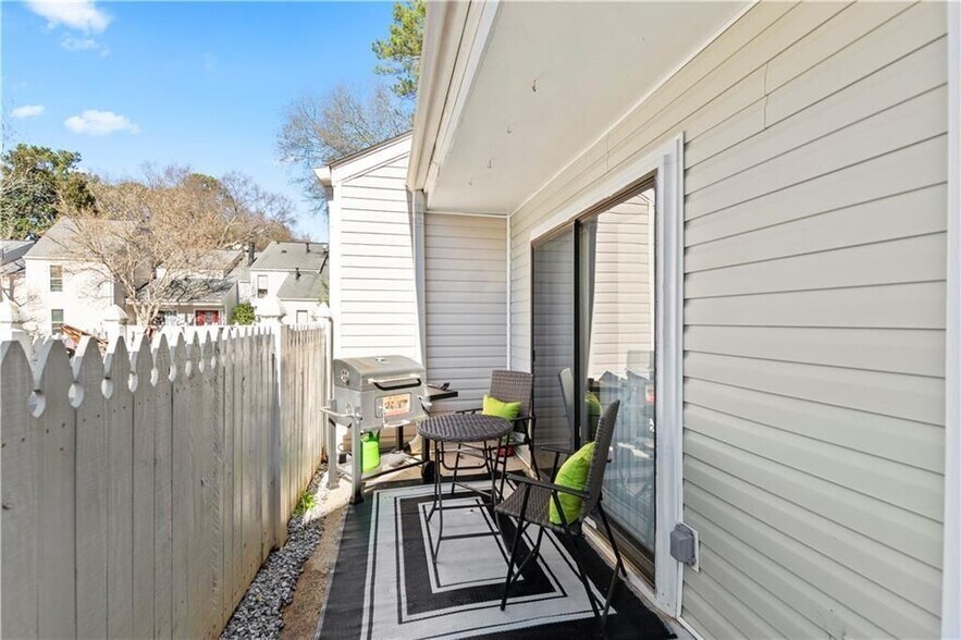 Building Photo - 2685 Meadowlawn Dr