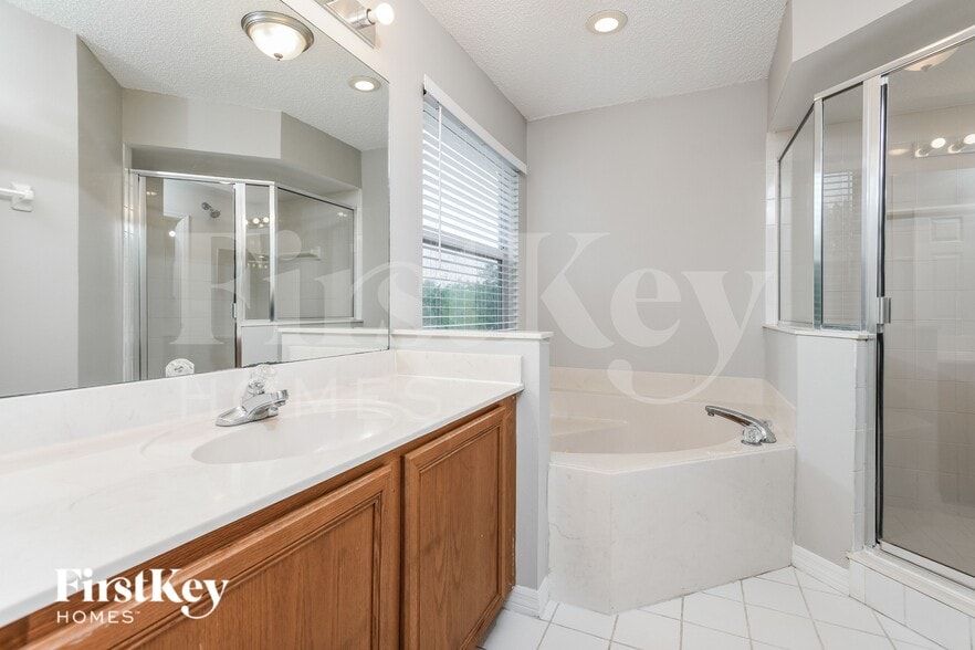 Building Photo - 12816 Enclave Dr