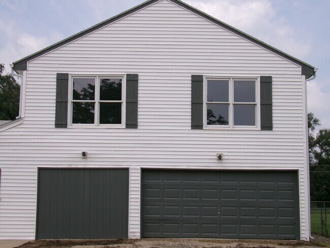 Building Photo - 225 N Doris St