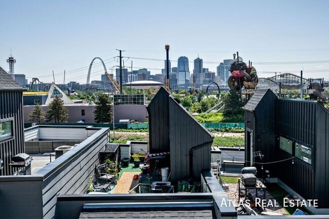 Building Photo - 2 Bed 2.5 Bath Condo in the Heart of LoHi ...