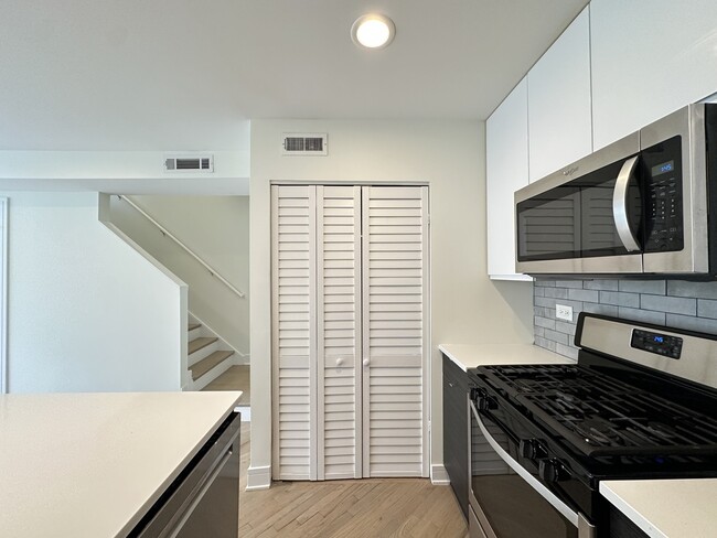 Building Photo - 949 W Grace St