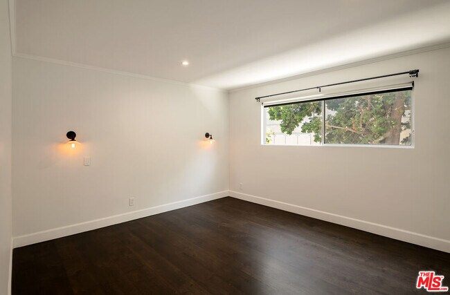 Building Photo - 121 Croft Ave
