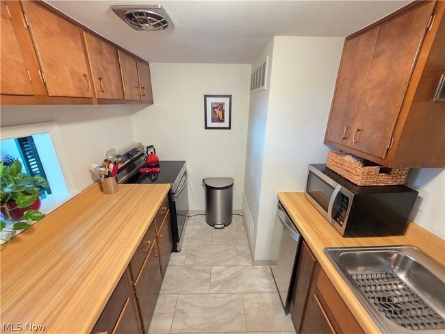 Building Photo - 6995 Carriage Hill Dr