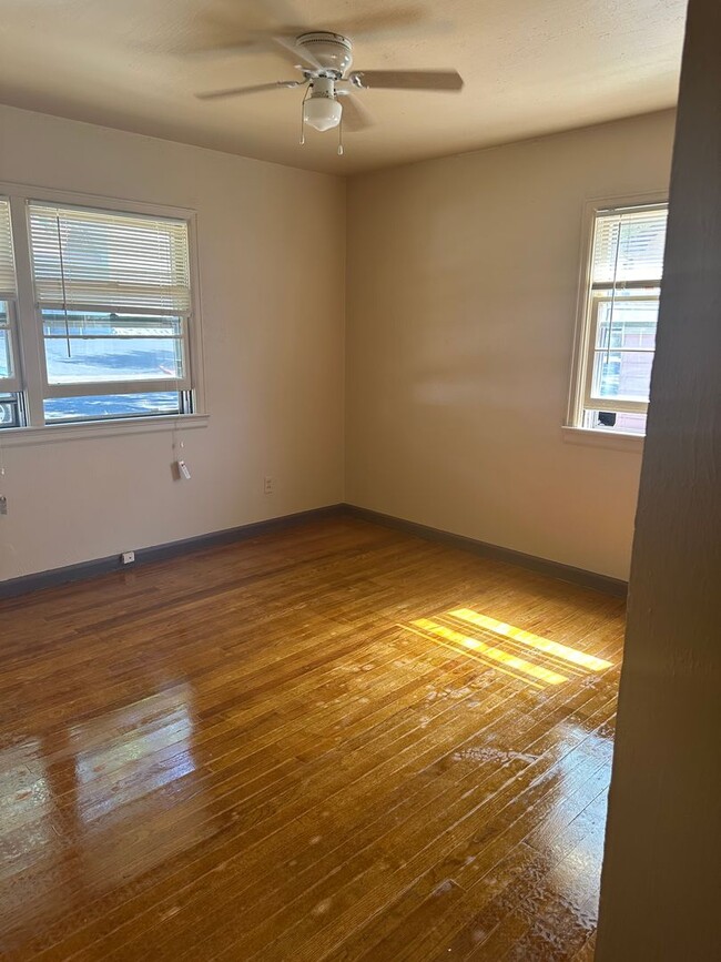 Building Photo - 3 bed 1 bath house