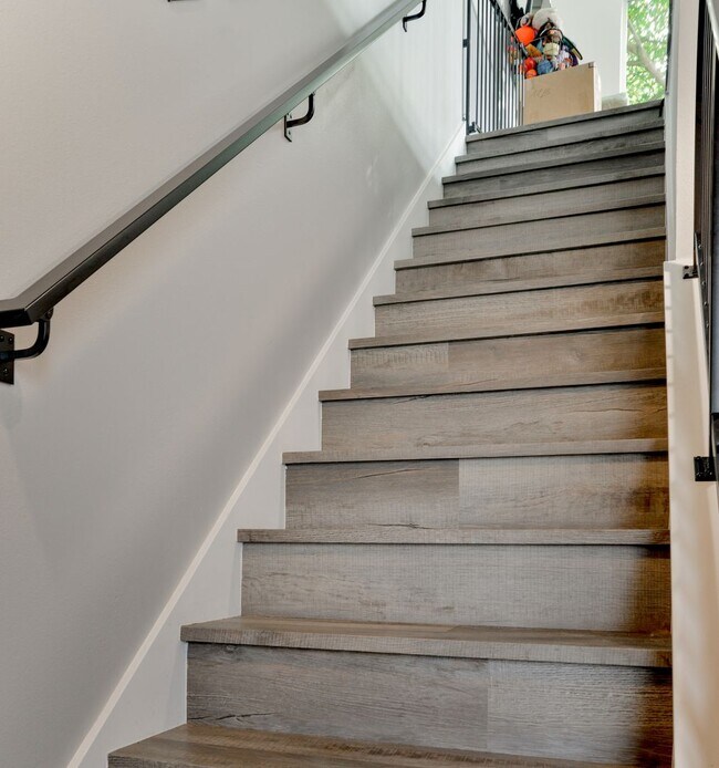 Building Photo - Modern 3 bed/ 2.5 bath townhome in Ballard!