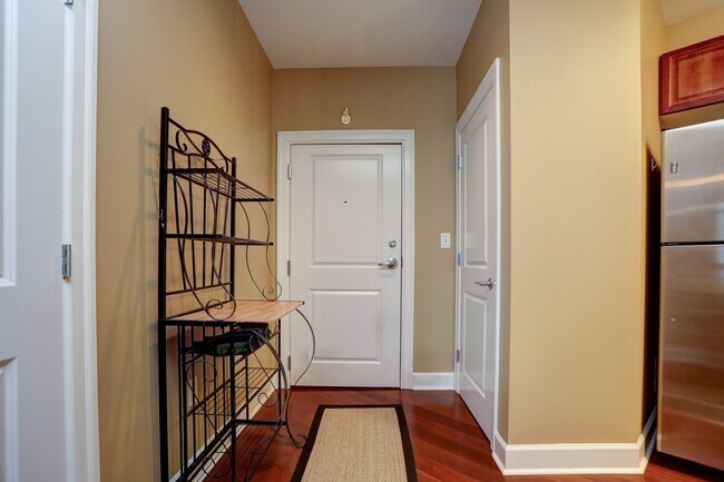 Building Photo - Luxurious One Bedroom Condo in Buckhead!