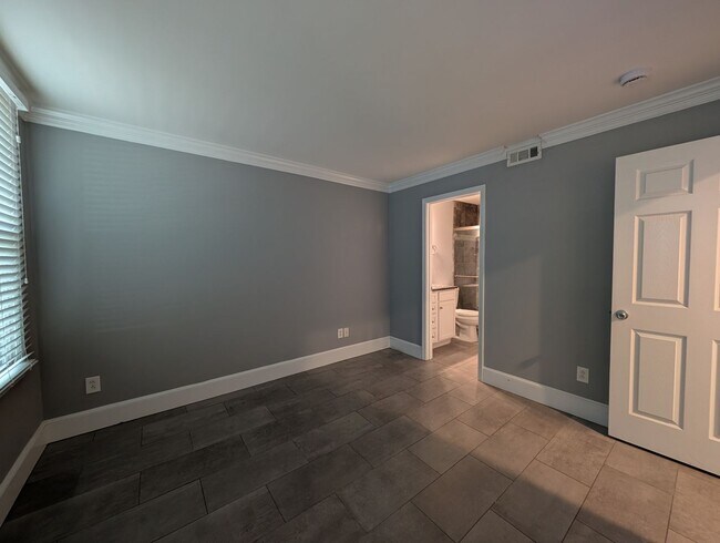 Building Photo - 306 S Cedar St