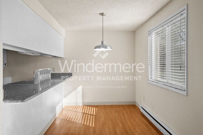 Building Photo - **MOVE IN SPECIAL** 1/2 OFF 1ST FULL MONTH'S RENT**Mission East Apts 2 br/1 bath ground floor + W...