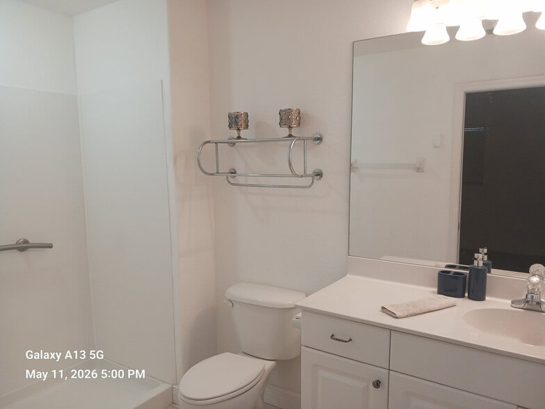Building Photo - 711 SE 12th Ct