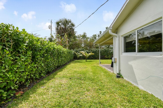 Building Photo - 400 Tequesta Dr