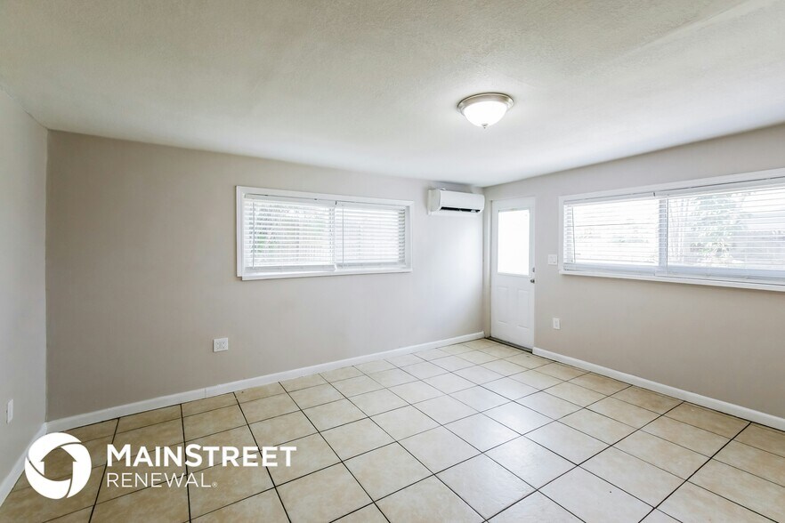 Building Photo - 1585 E Breezy Ln
