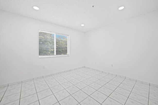 Building Photo - Newly Renovated 2 bed and 3 bath Townhome ...