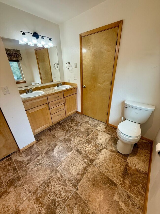 Building Photo - 2175 Chateau Ct