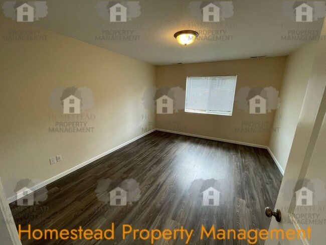 Building Photo - Welcome home! Outstanding Salem location!