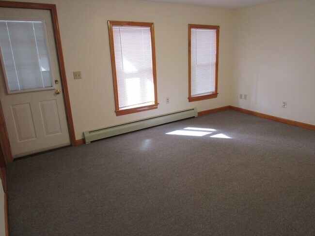 Building Photo - 390 Pleasant St