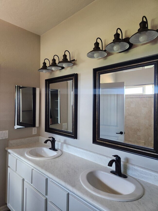Building Photo - State of the Art Home with Amazing Views!