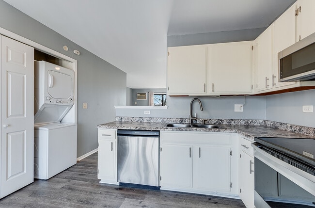 Building Photo - 190 S Waters Edge Dr