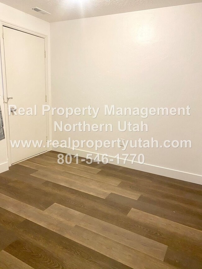 Building Photo - 3 Bedroom 1.5 Bath Townhome Available in Clearfield