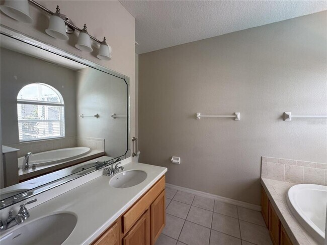 Building Photo - 139 Chaucer Ave