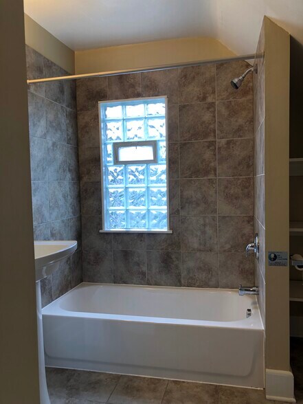 Building Photo - 2213 S Robinson Ave