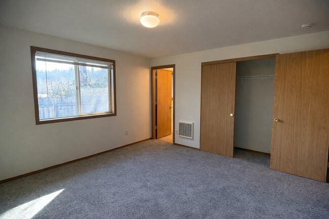 Building Photo - Well Maintained Single Level Home for Lease in Kelso