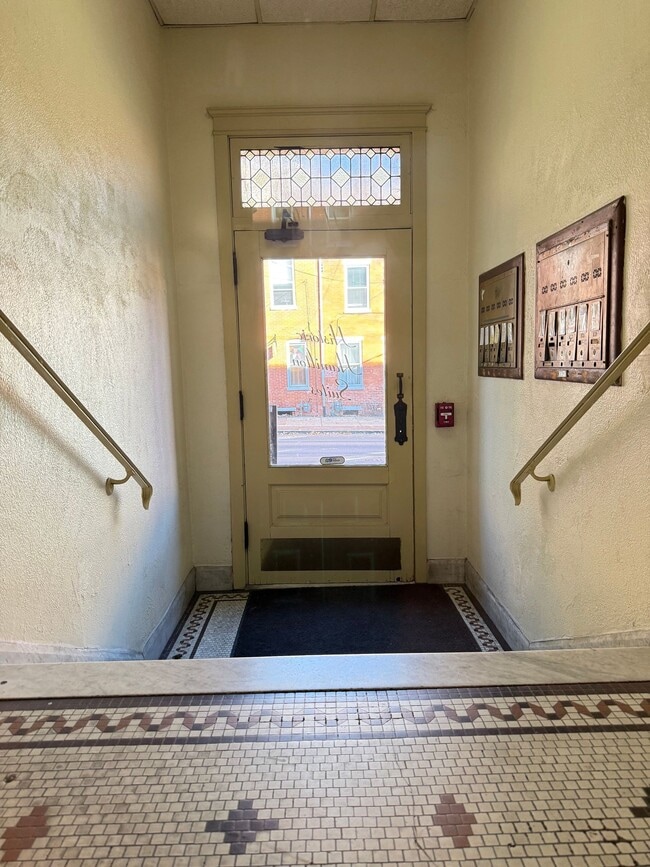 Building Photo - Charming One-Bedroom Apartment in Downtown Lancaster