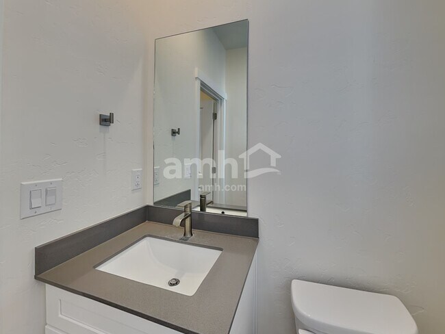 Building Photo - 706 S Retort Ave