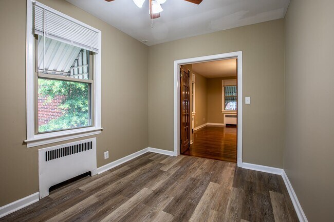 Building Photo - Charming 3 BR/3 BA Semi-Detached Home in F...