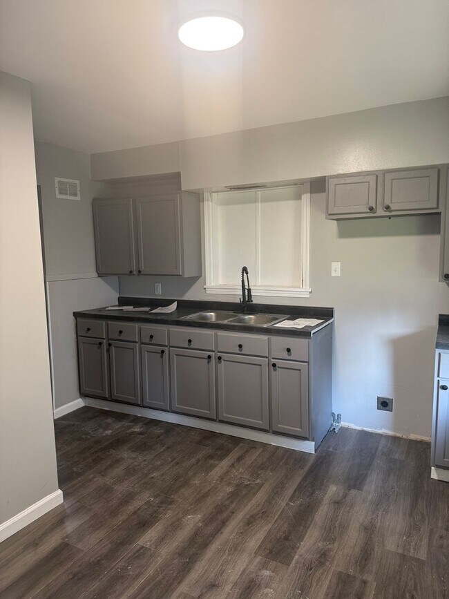 Building Photo - Move in Ready!