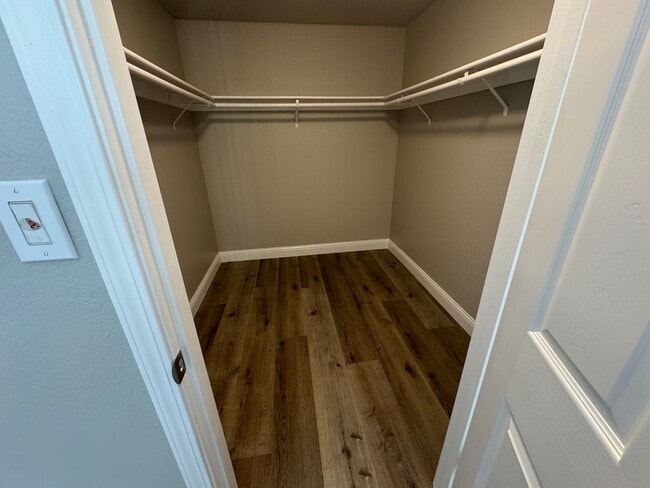 Building Photo - 3 bedroom, 2 bath, two car garage in Stead- pets welcome!