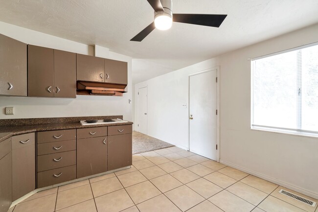 Building Photo - 3 Bed - 1 Bath Home in Sunset - Huge Yard ...