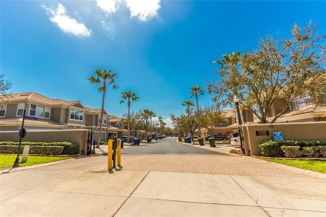 Building Photo - Gated Community Townhome 3br/2.5ba/2 Car G...