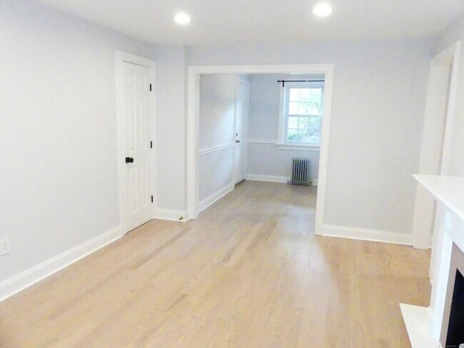Building Photo - 10 Clarmore Dr