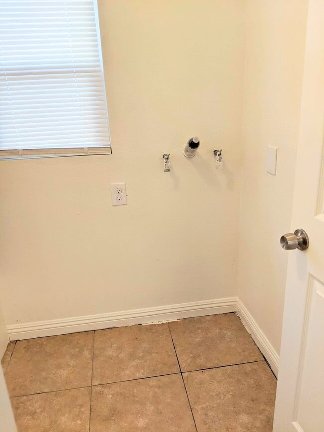 Building Photo - 156 E Marshall Blvd