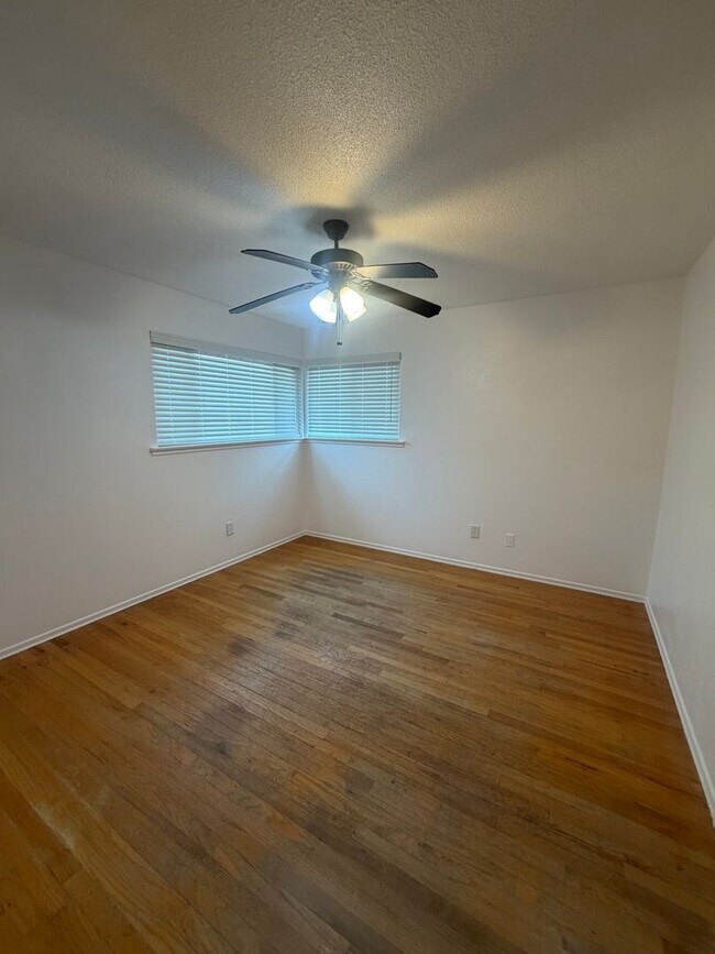 Building Photo - 3 bedroom 2 bathroom in North Hanford