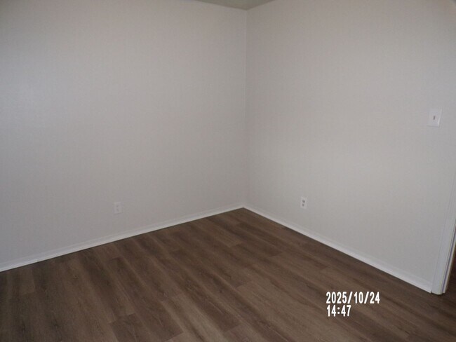 Building Photo - Very Nice home located in the Sullivan Vil...
