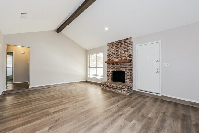 Building Photo - 3621 Willowbrook Dr