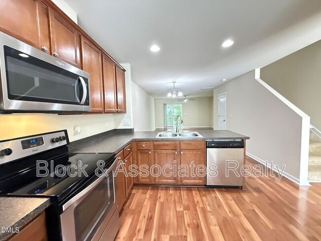 Building Photo - 8527 Quarton Dr