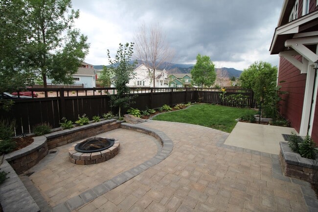 Building Photo - Beautiful 3bdrm 3bath home in Gold Hill Mesa