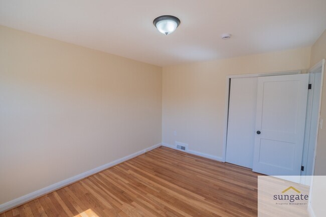 Building Photo - 1444 Meridene Dr